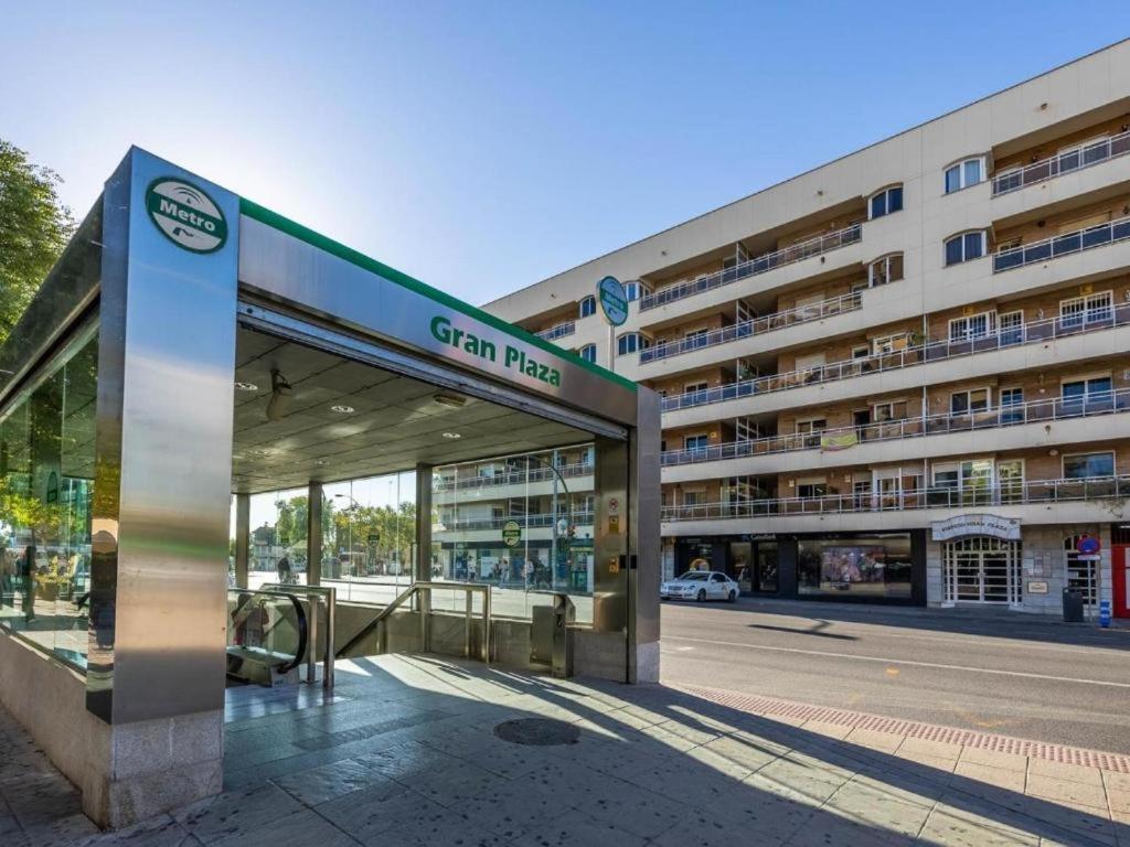 Piso Con Patio Privado Y Parking Nervion Sevilla Exterior photo